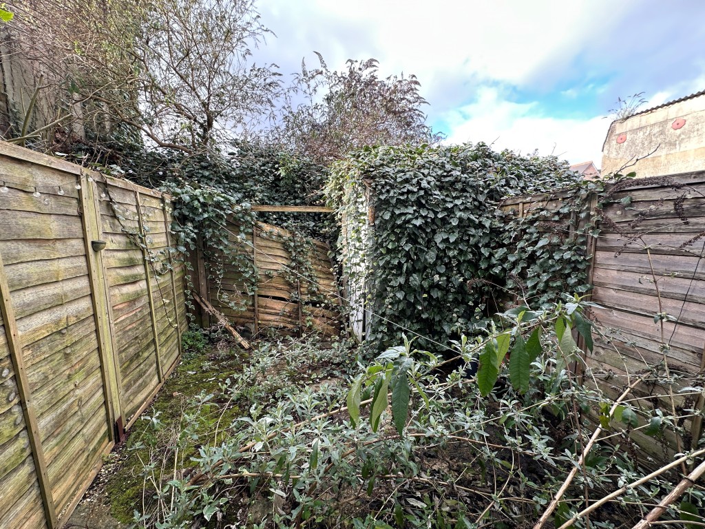 Lot: 170 - TWO-BEDROOM TERRACE HOUSE FOR REFURBISHMENT - Back Garden